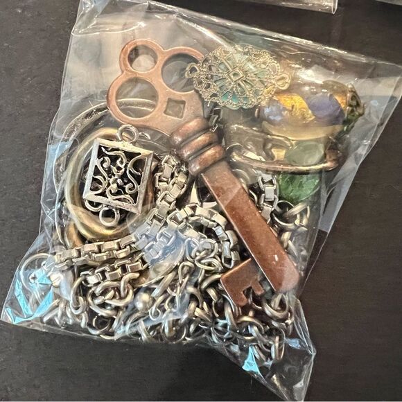 Over 10 Bundles of Assorted Jewelry Making Supplies - Picture 9 of 12